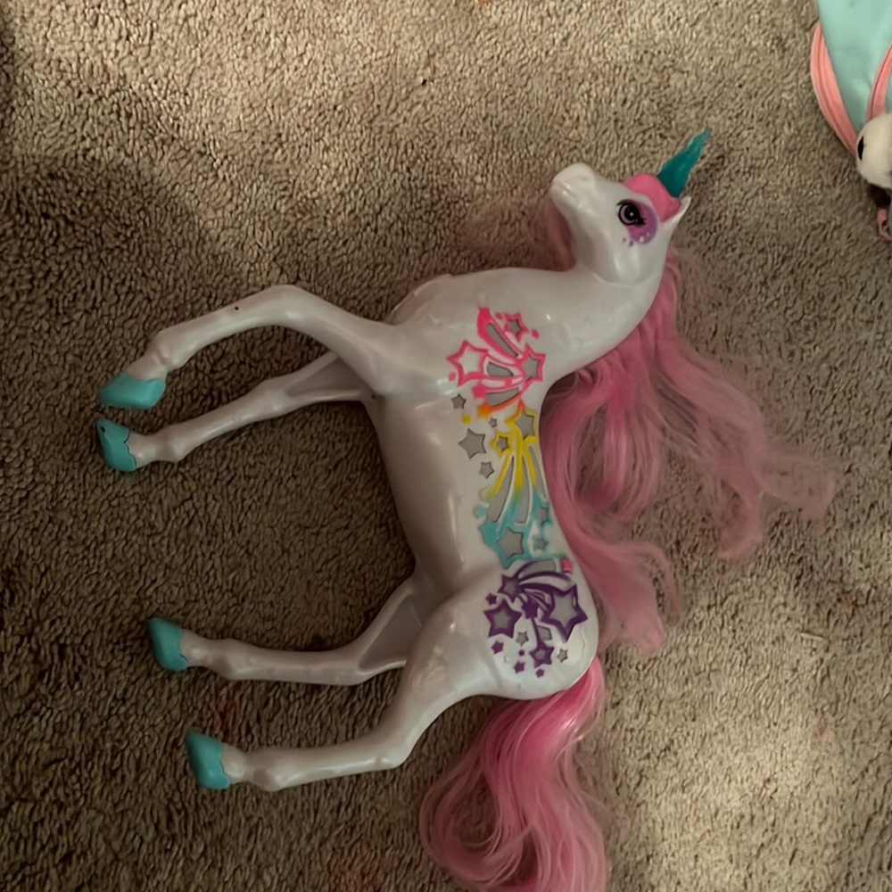 I'm sized horse/unicorn plastic toy